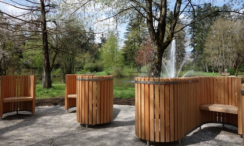 Neue Holzbänke im Kurpark